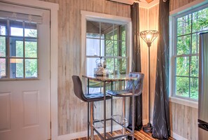 Dining - Heartwood Cottage | Tiny Home Retreat + Biltmore Pass | 10min to Asheville (Asheville)