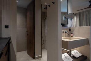 Suite, alberca privada | Baño | Regadera, amenidades de baño gratuitas, secadora de cabello, pantuflas 