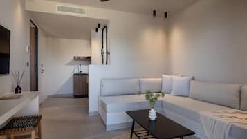Suite, eigener Pool | Wohnbereich | 42-Zoll-Smart-TV mit Digitalempfang