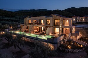 Vista frontal de la propiedad por la tarde o noche