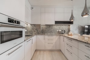 Apartamento conforto | Cozinha americana privada | Geladeira, cooktop, cafeteira/chaleira, chaleira elétrica