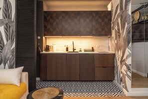 Refrigerador, placa de cocina, cafetera/tetera, tetera/pava eléctrica