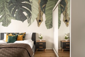 Tabla de planchar con plancha, wifi gratis y ropa de cama