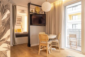 Iron/ironing board, free WiFi, bed sheets
