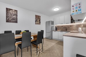 Kylskåp, mikrovågsugn, ugn och diskmaskin