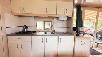 Kühlschrank, Mikrowelle, Herdplatte, Wasserkocher mit Kaffee-/Teezubehör