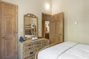 Condo, 3 Bedrooms