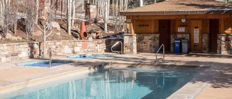 Kondominium, 2 kamar tidur | Kolam renang