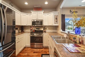 House, 3 Bedrooms | Private kitchen | Fridge, oven, coffee/tea maker, toaster - Bend Able 3 Bedroom Home by Redawning (Bend)