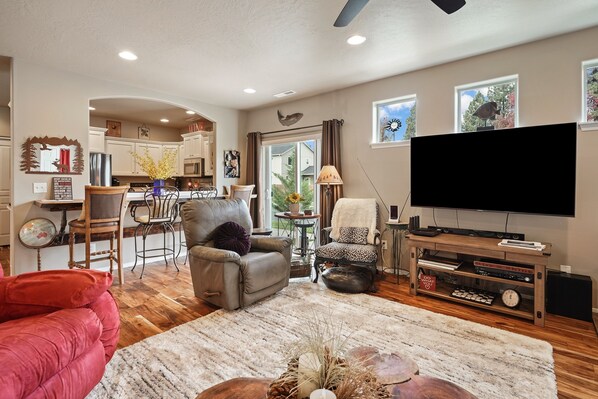 House, 3 Bedrooms | Living area - Bend Able 3 Bedroom Home by Redawning (Bend)