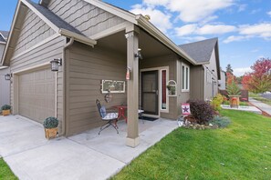 House, 3 Bedrooms | Terrace/patio - Bend Able 3 Bedroom Home by Redawning (Bend)