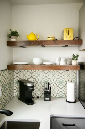 Fridge, oven, stovetop, coffee/tea maker