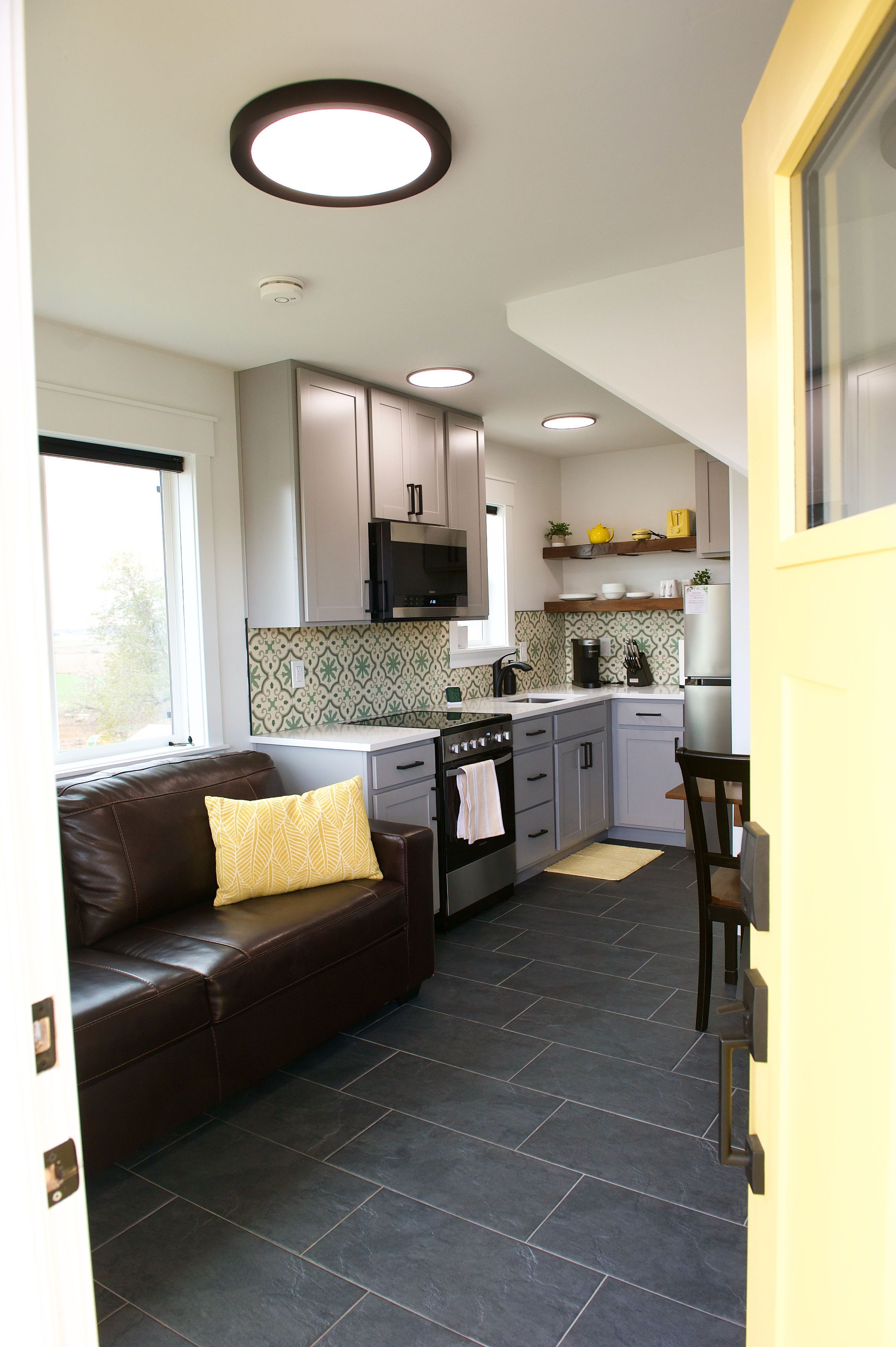 Fridge, oven, stovetop, coffee/tea maker