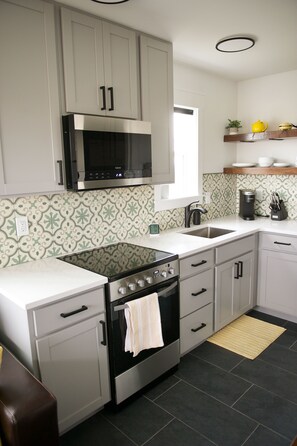 Kühlschrank, Ofen, Herdplatte, Wasserkocher mit Kaffee-/Teezubehör