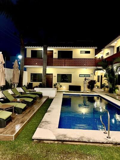 Excellent location, pool, quiet,1 block to supermarket, 2 blocks to the ocean.