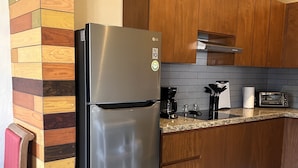 Cafetera y tetera, refrigerador, microondas y parrilla de estufa 