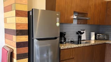 Fridge, microwave, stovetop, coffee/tea maker
