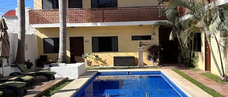 Una piscina al aire libre