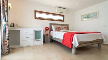 Habitación doble Deluxe, vista al mar | Decoración personalizada, escritorio y espacio para trabajar con laptop