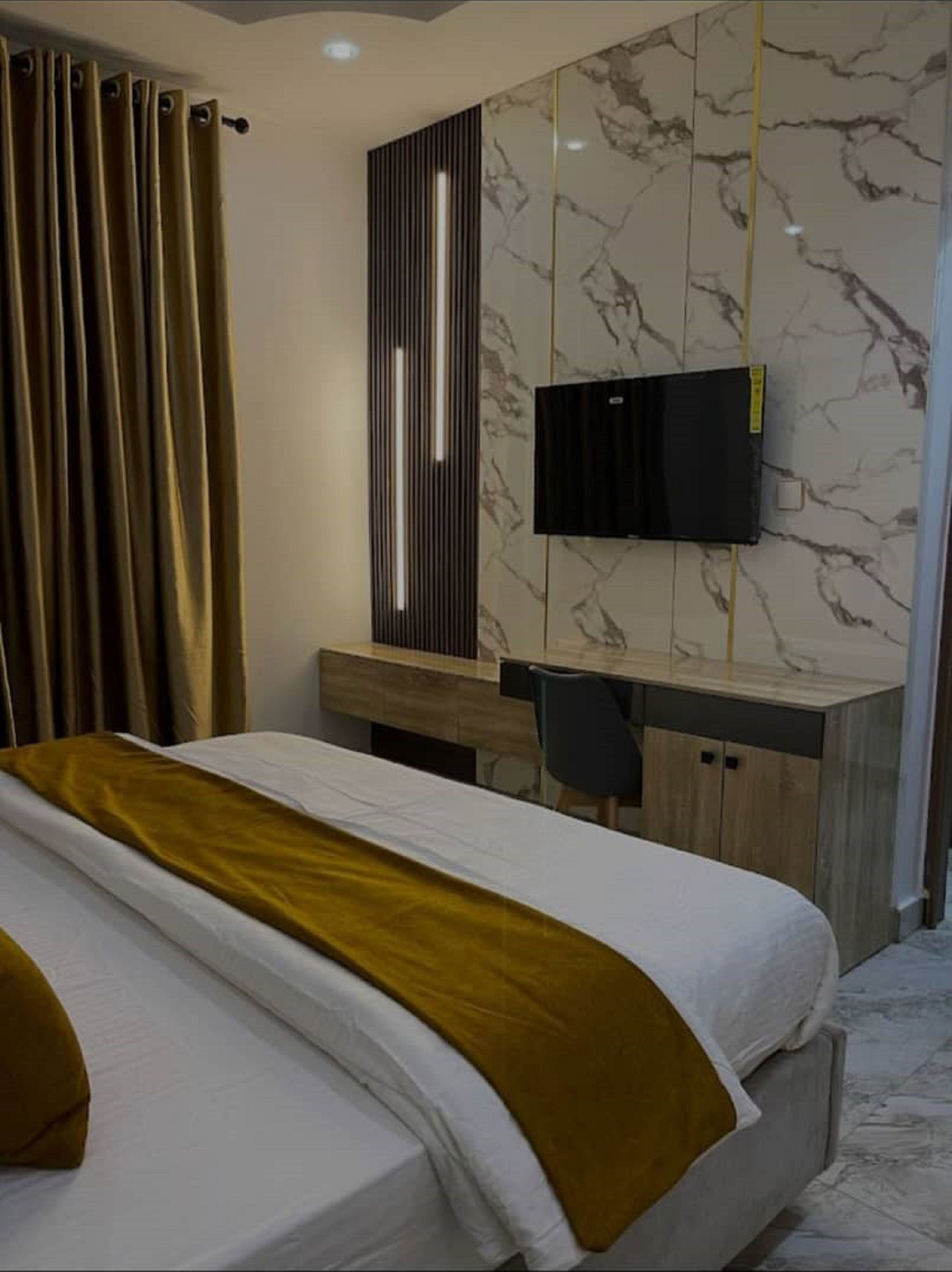 Deluxe Room | 1 bedroom, individually decorated, individually furnished, desk