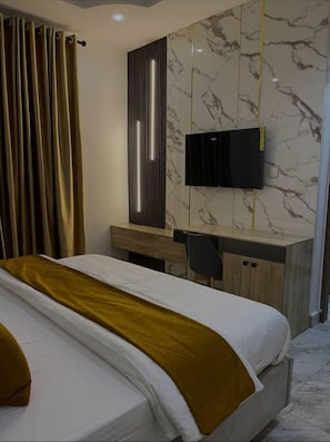Deluxe Room | 1 bedroom, individually decorated, individually furnished, desk