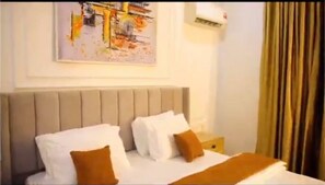 1 habitación, decoración personalizada, muebles diferentes y escritorio 