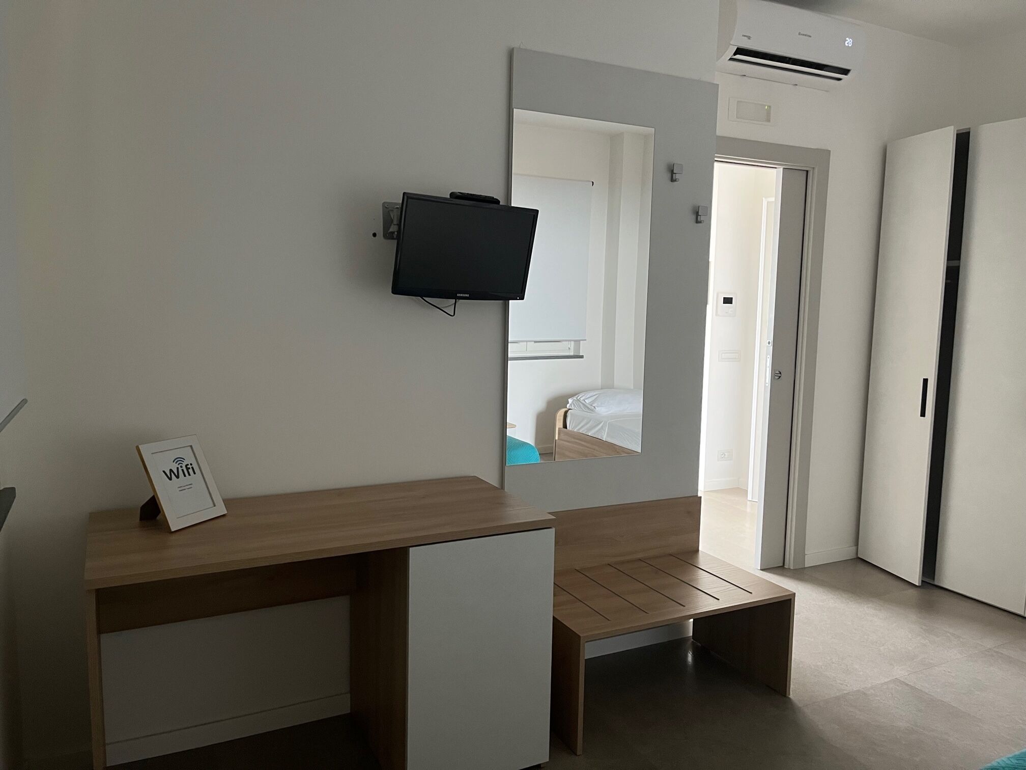 1 camera, una scrivania, ferro/asse da stiro, Wi-Fi
