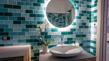 Dusche, Haartrockner, Bademäntel, Bidet