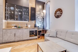 Deluxe Studio Suite | Private kitchenette | Fridge, stovetop, cookware/dishes/utensils - RentPlanet - Lokum Vena (Wroclaw)