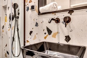 Comfort Studio Suite | Bathroom | Towels, soap, shampoo, toilet paper - RentPlanet - Lokum Vena (Wroclaw)