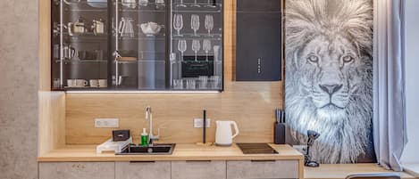 Suite Studio Deluxe | Coin cuisine privé | Réfrigérateur, plaque de cuisson