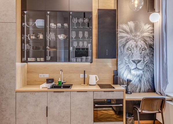 Deluxe Studio Suite | Private kitchenette | Fridge, stovetop, cookware/dishes/utensils - RentPlanet - Lokum Vena (Wroclaw)
