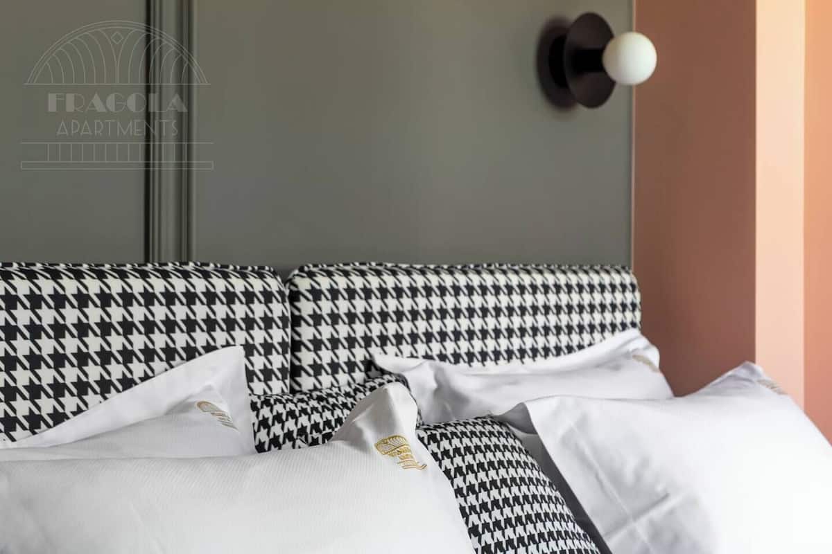 Exclusive Studio Suite, 1 Queen Bed, Non Smoking, Bathtub | Living room