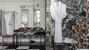 Exclusive Studio Suite, 1 Queen Bed, Non Smoking, Bathtub | Bathroom | Hair dryer, towels, soap, shampoo