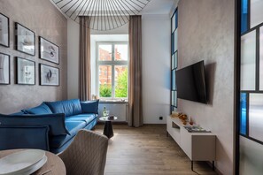 Deluxe Apartment, 1 Queen Bed with Sofa bed, Non Smoking | Living area | 50-inch Smart TV with cable channels, Netflix, streaming services - Canvas House Fragola Apartments (Kraków)
