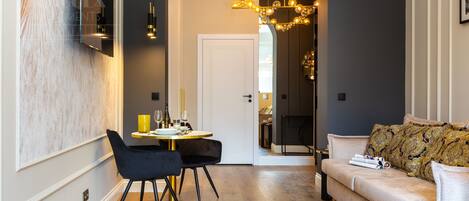 Studiosuite – design, 1 queensize-seng med sovesofa, ikke-røyk | Sengetøy av topp kvalitet, individuelt dekorert og individuelt innredet