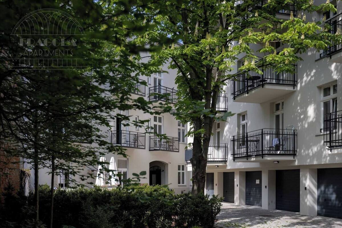 Un immeuble à plusieurs étages doté de balcons, d’une entrée sécurisée et d’une enseigne indiquant « APPARTEMENTS FRAGOLA ».