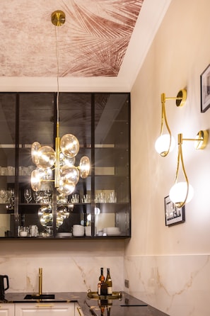 Studio Suite có thiết kế đặc sắc, 1 giường cỡ queen và sofa giường, không hút thuốc | Bếp riêng | Tủ lạnh, bếp nấu, máy rửa bát, ấm điện 