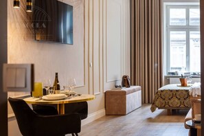 Studio Suite có thiết kế đặc sắc, 1 giường cỡ queen và sofa giường, không hút thuốc | Phòng khách | Smart TV 50-inch có truyền hình cáp, Netflix, dịch vụ stream 