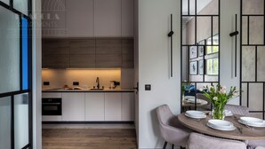 Une cuisine moderne avec un coin repas.