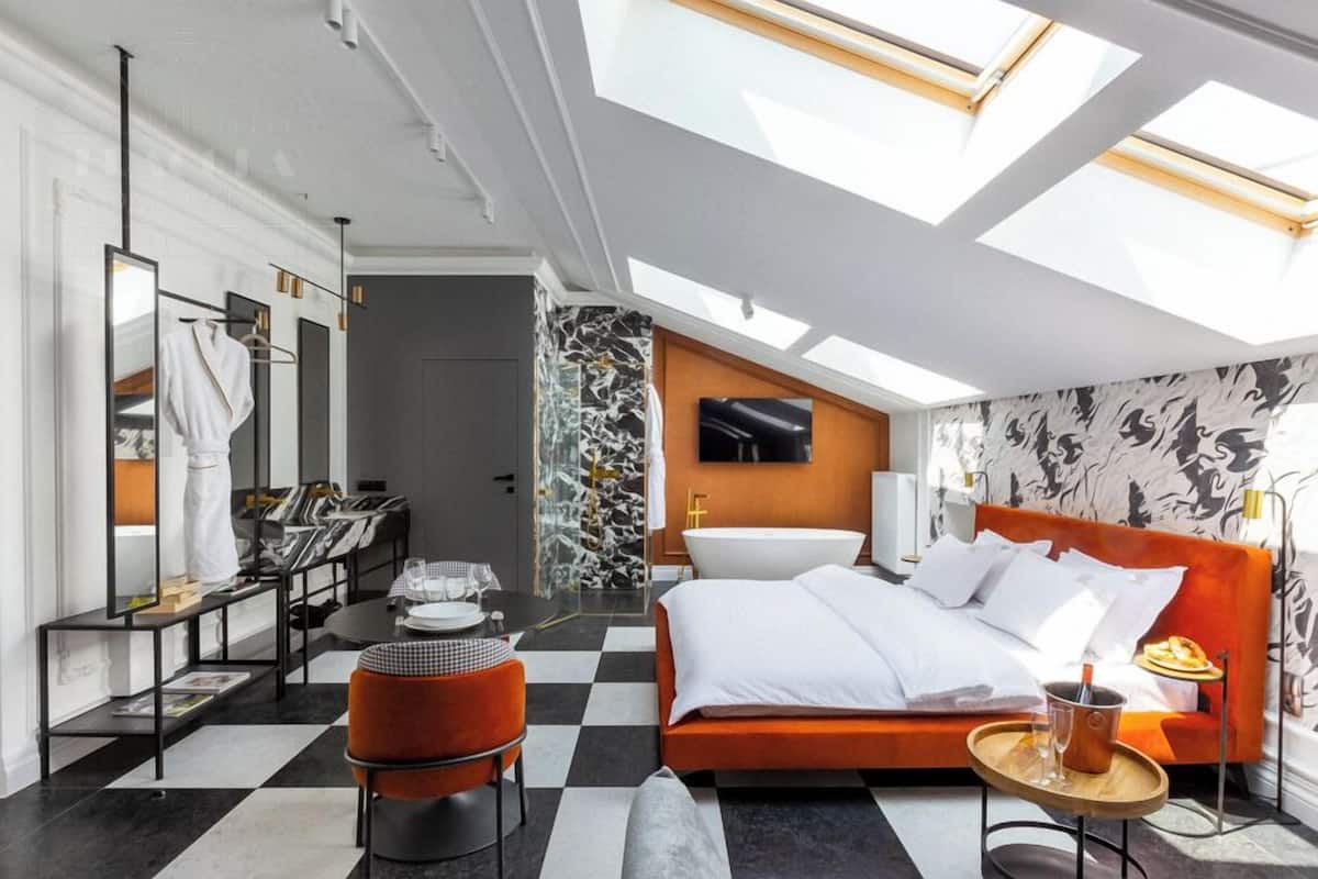 Exclusive Studio Suite, 1 Queen Bed, Non Smoking, Bathtub | 1 bedroom, premium bedding, individually decorated