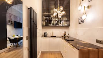 Design Studio Suite, 1 Queen Bed with Sofa bed, Non Smoking | Private kitchen | Fridge, stovetop, dishwasher, electric kettle