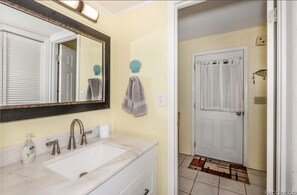 Regadera, secadora de cabello, toallas, jabón 