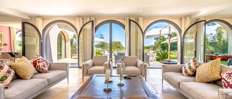 Smart TV, fireplace, ping pong, printers