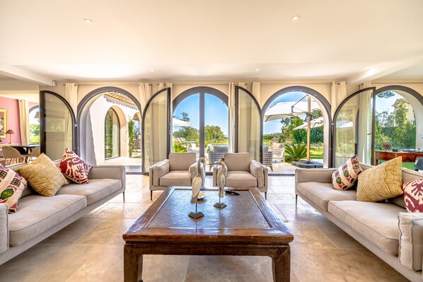 TV connectée, cheminée, table de tennis de table, imprimantes