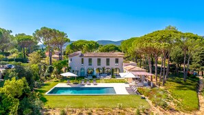 A large villa with a swimming pool, outdoor seating, and a well-maintained garden. - Entre Mer, Vignes et Golf , une Maison Entièrement Refaite en 2023 (Grimaud)