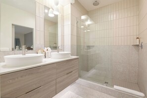 Superior Apartment | Bathroom | Combined shower/bathtub, free toiletries, hair dryer, bathrobes - Whistler Vacation Club at NorthStar (Whistler)