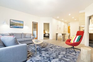 Departamento superior | Área de sala de estar | Televisión de pantalla plana de 40 pulgadas con canales por cable 