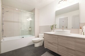 Departamento superior | Baño | Tina con regadera, amenidades de baño gratuitas, secadora de cabello 