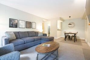 สแตนดาร์ดอพาร์ทเมนท์ | บริเวณนั่งเล่น | ทีวีจอแบน 40 นิ้ว พร้อมช่องเคเบิล, เตาผิง